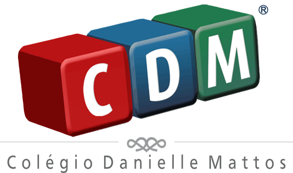 Logo CDM – Colégio Danielle Mattos com cubos vermelho, azul e verde