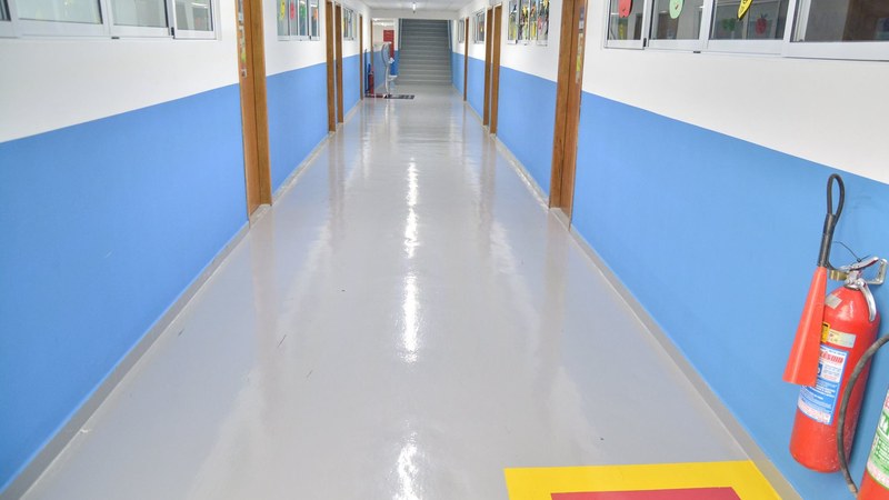 Ensino Fundamental CDM — estrutura moderna com corredores e salas