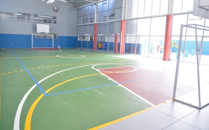 Quadra poliesportiva CDM — vista lateral com gol
