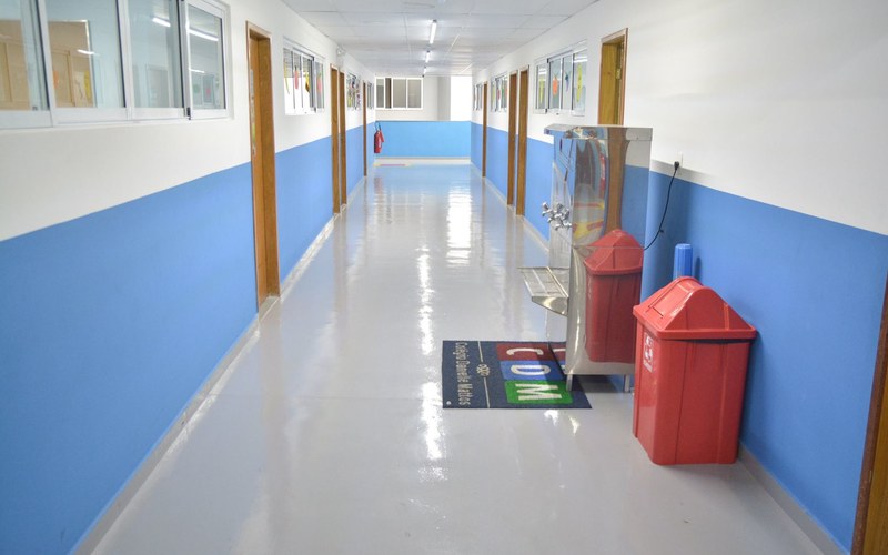 Corredor CDM com tapete personalizado da escola